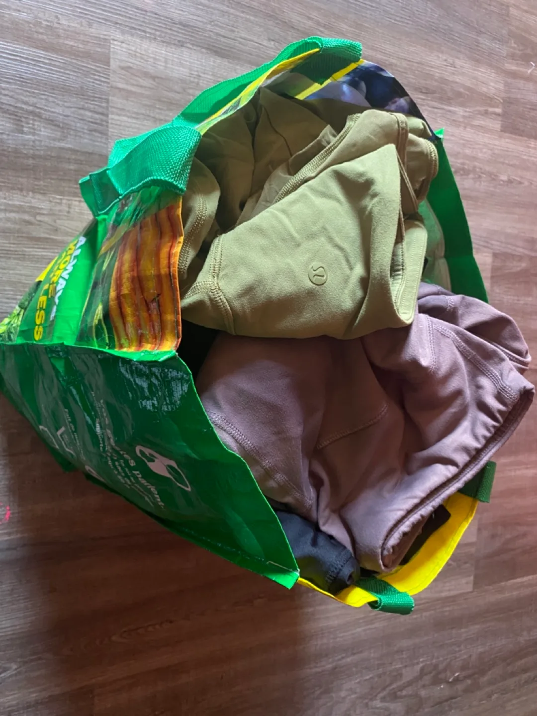 Women's workout clothing bundle image indicator(2)