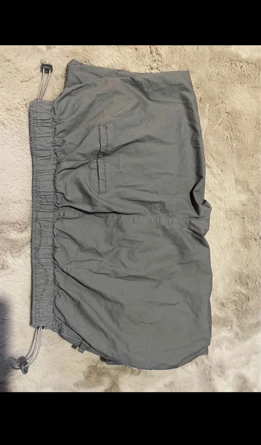 Forever 21 Grey Cargo Pants image indicator(6)