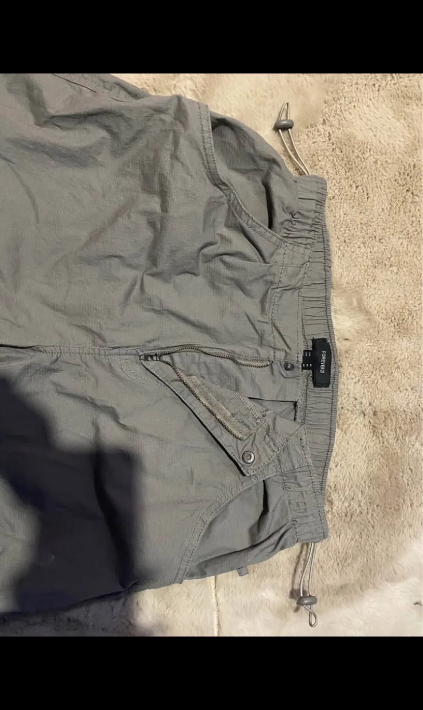 Forever 21 Grey Cargo Pants image indicator(3)
