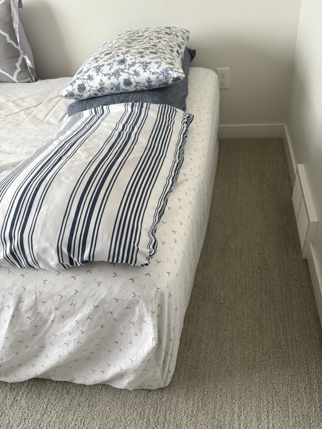 Queen Mattress with box spring and fitted sheet - photo 3