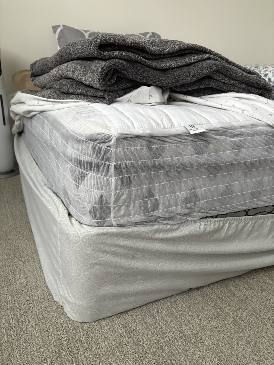 Queen Mattress with box spring and fitted sheet - photo 2