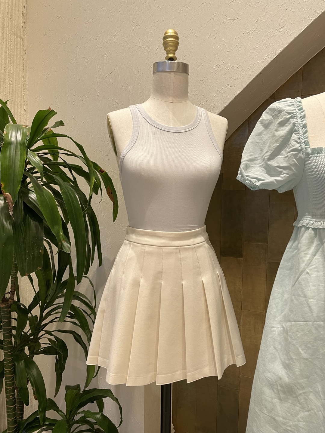 Aritzia Honor Cropped Tank and Wilfred Olive Pleated Skirt Set - photo 2