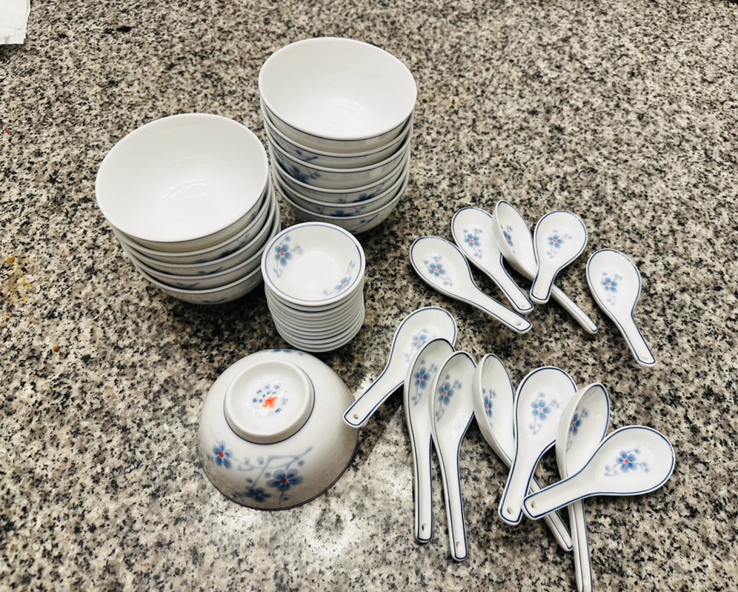 Set of Bowls and Spoons image indicator(2)