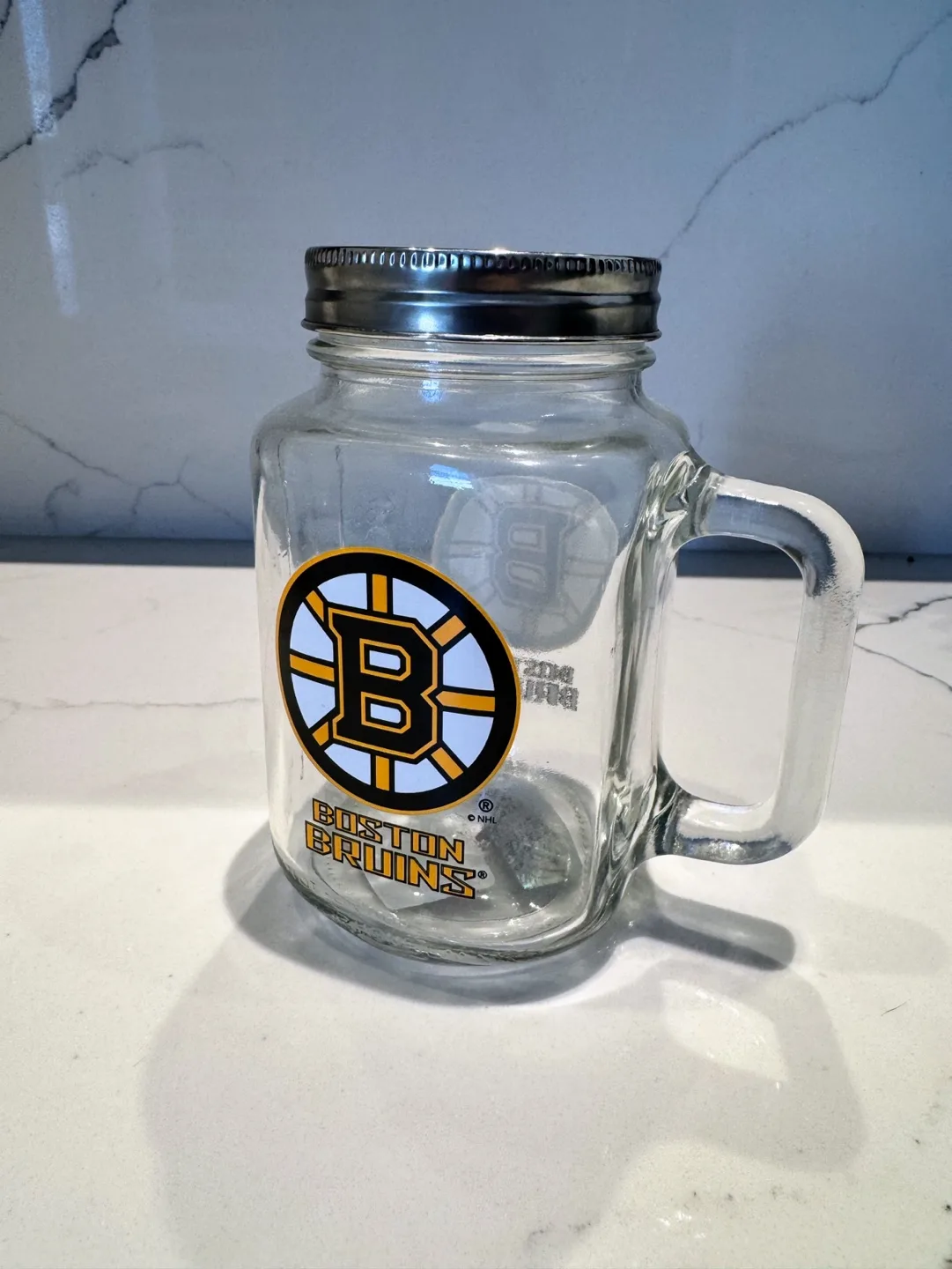 NHL 20 oz Boston Bruins Glass Mason Jar with Lid and Handle image indicator(2)