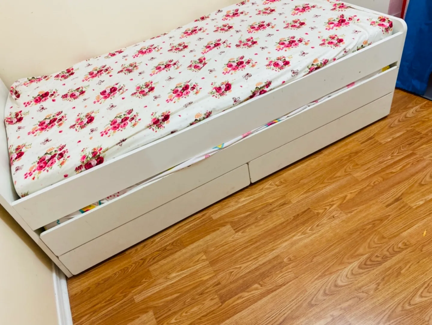 Twin-size trundle bed with two drawers image indicator(2)