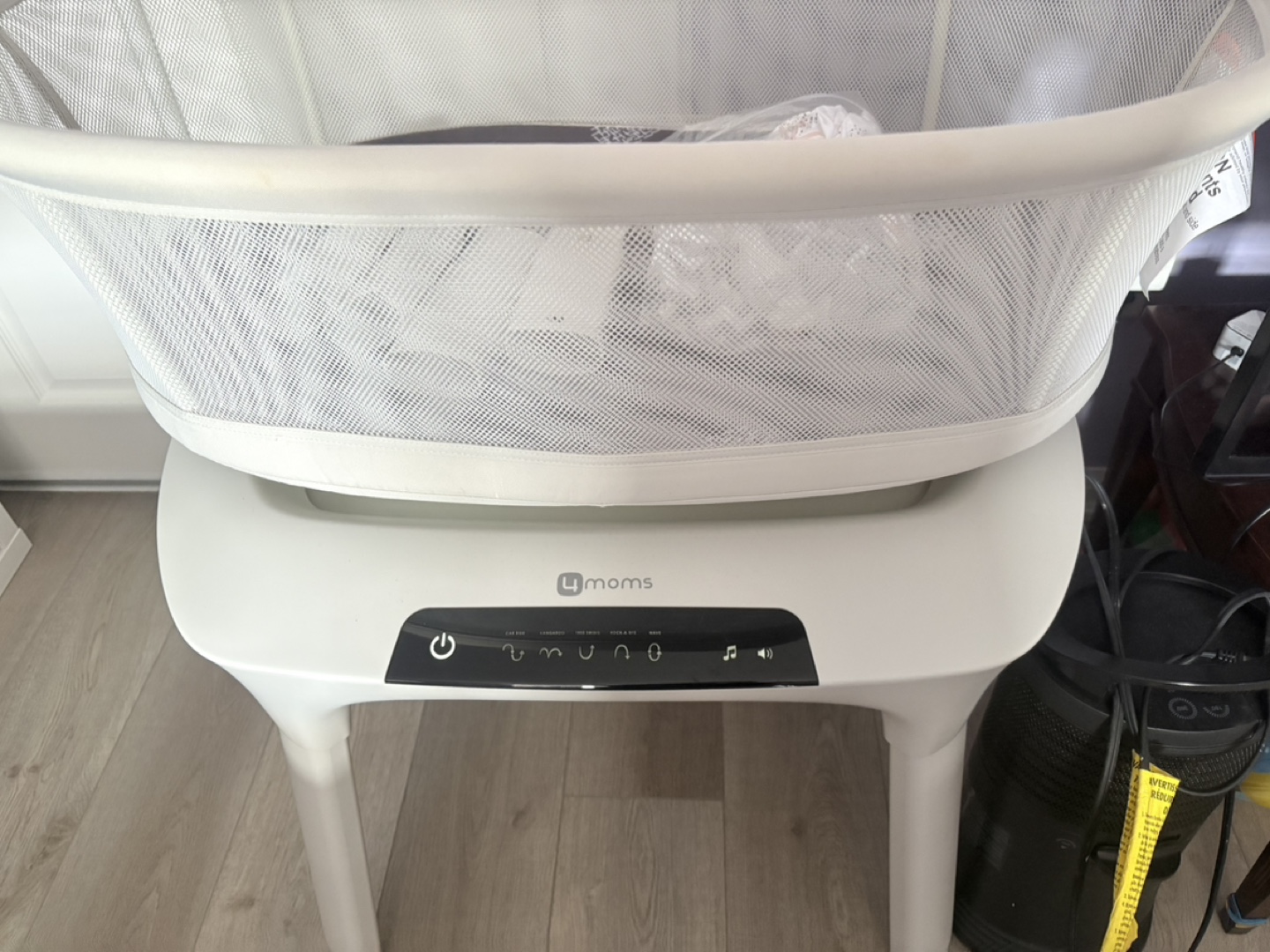 Like new 4moms bassinet with extra sheets and extendable legs