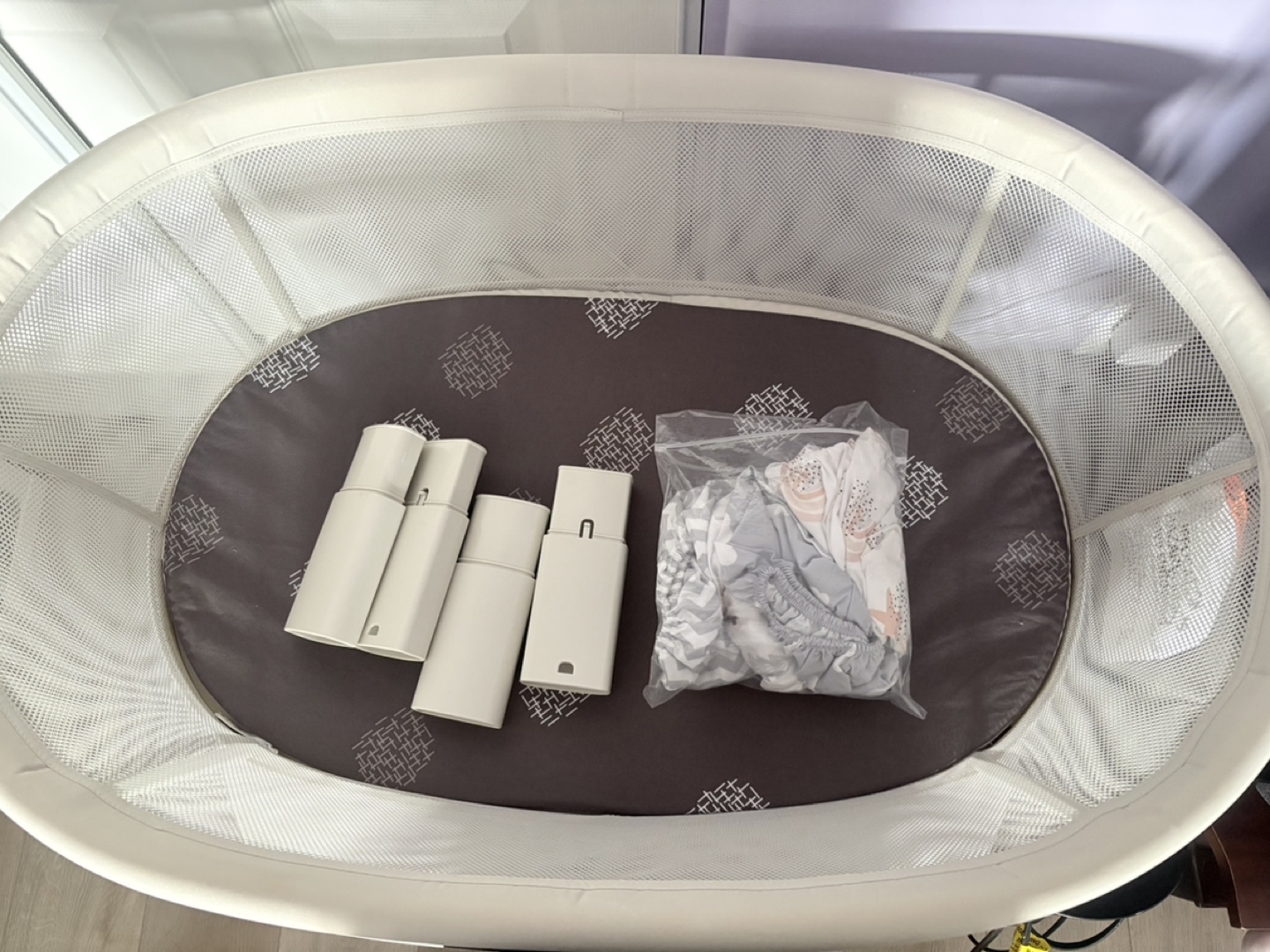 Like new 4moms bassinet with extra sheets and extendable legs - photo 3