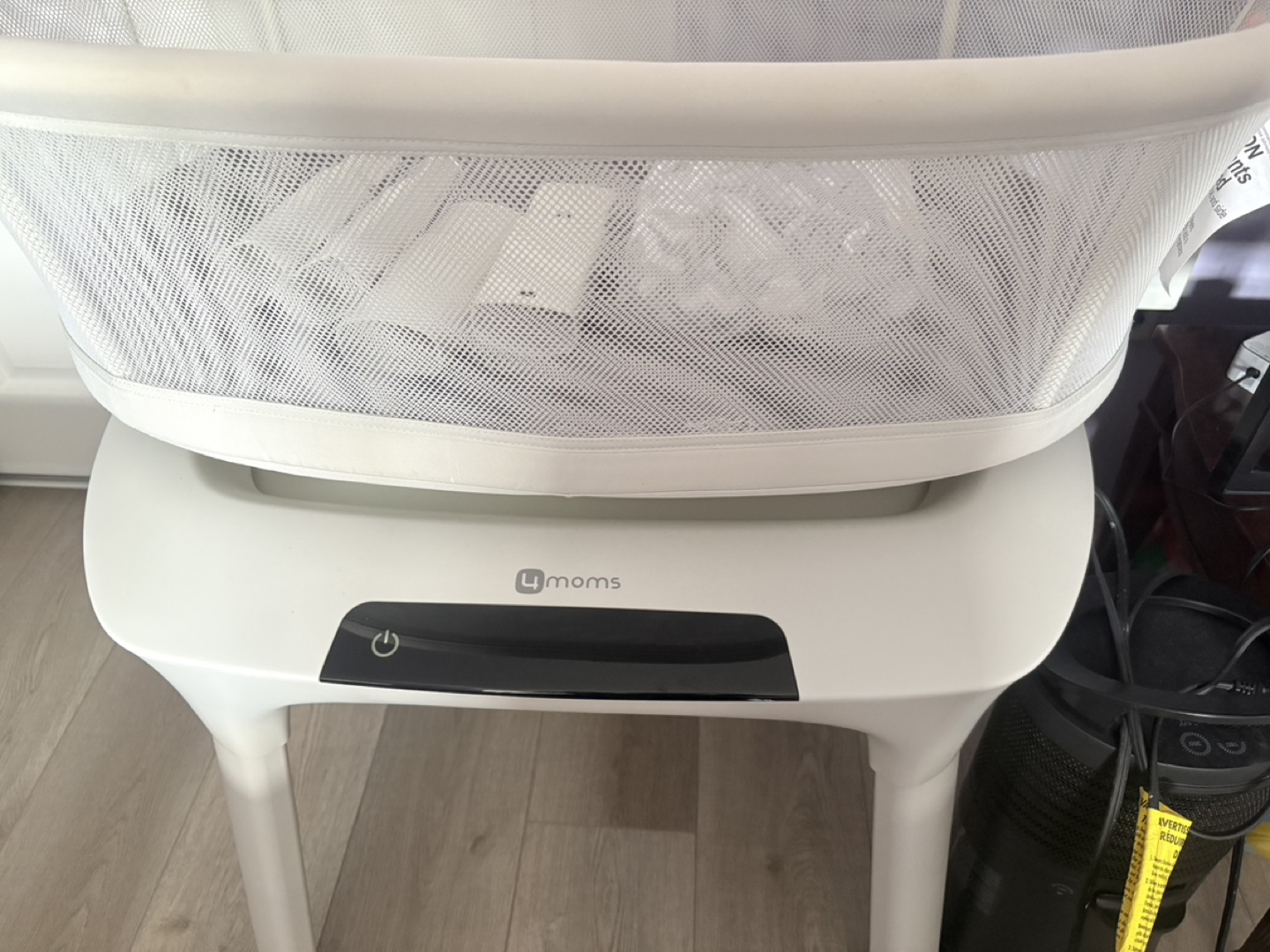Like new 4moms bassinet with extra sheets and extendable legs - photo 2