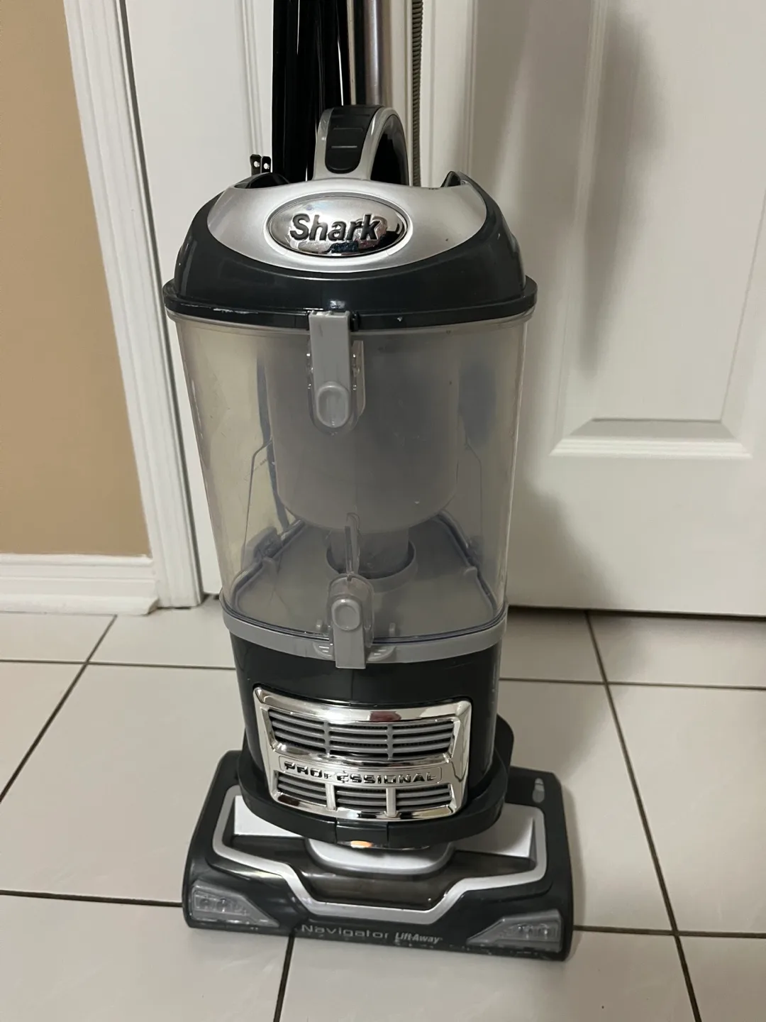 Shark Navigator Lift-Away Professional Upright Vacuum Cleaner image indicator(2)