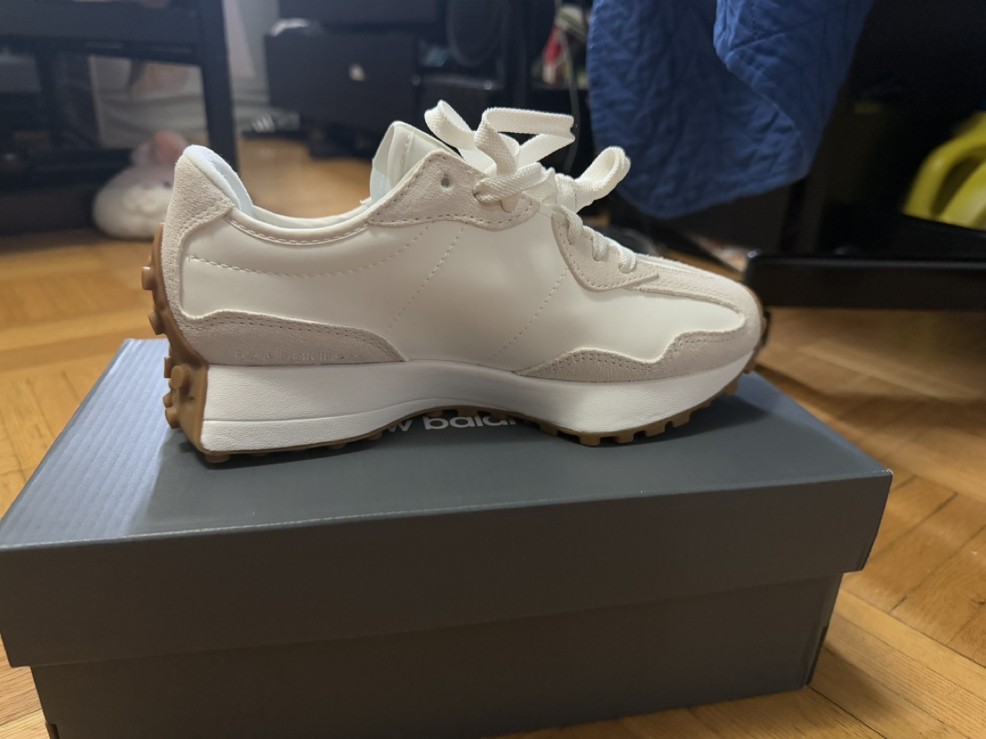 New Balance 327 Women's Sneakers - Size US 6 1/2 - photo 2
