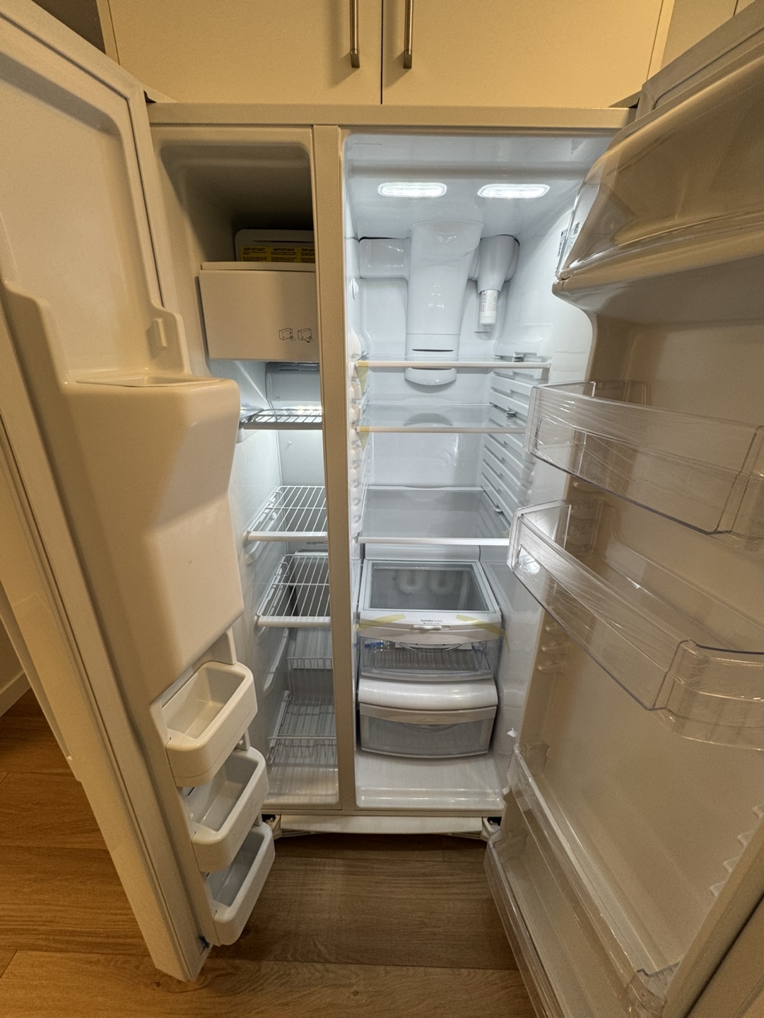 GE 33-inch Side-by-Side Refrigerator - White - photo 4