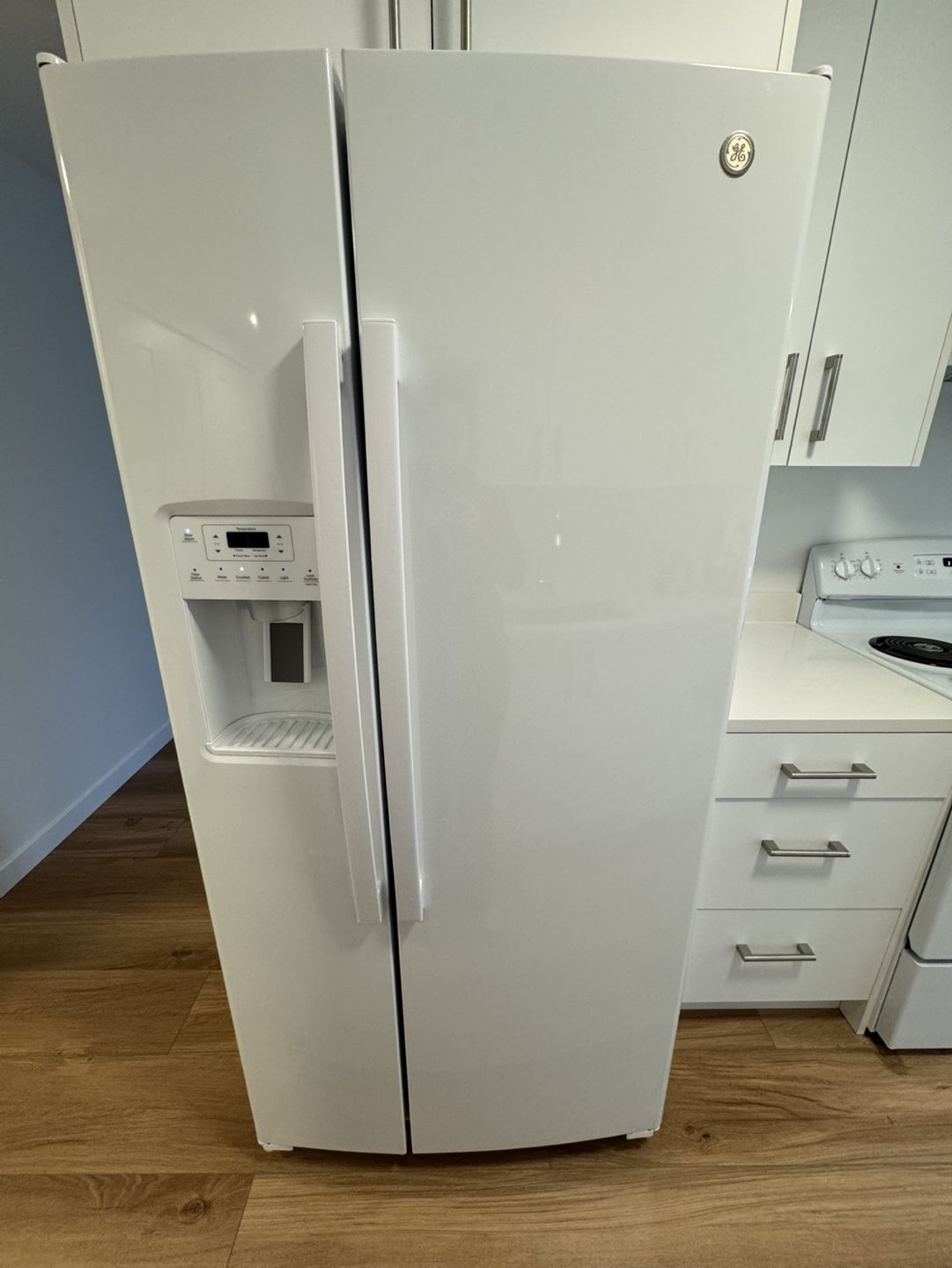 GE 33-inch Side-by-Side Refrigerator - White - photo 2