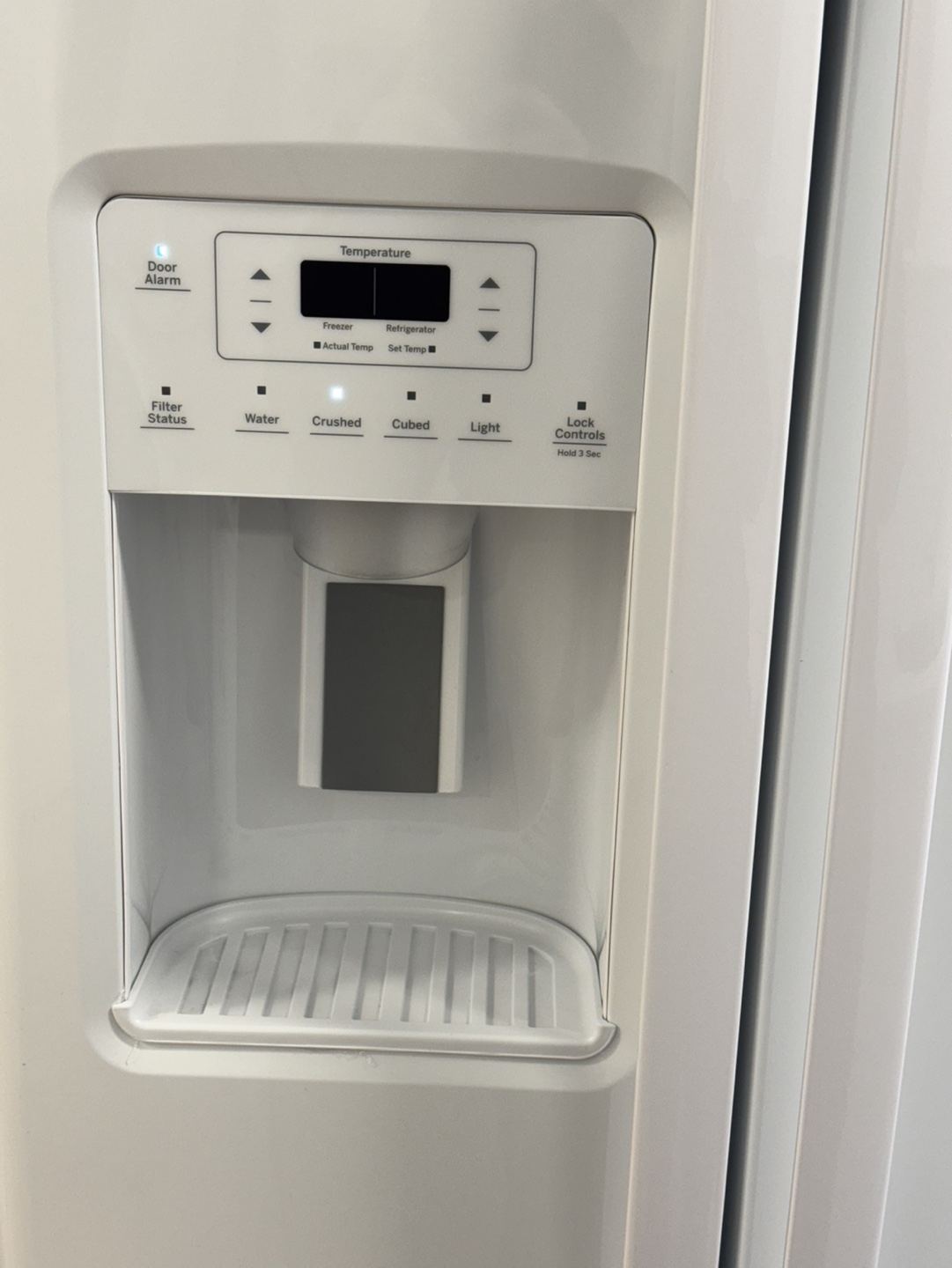 GE 33-inch Side-by-Side Refrigerator - White - photo 3
