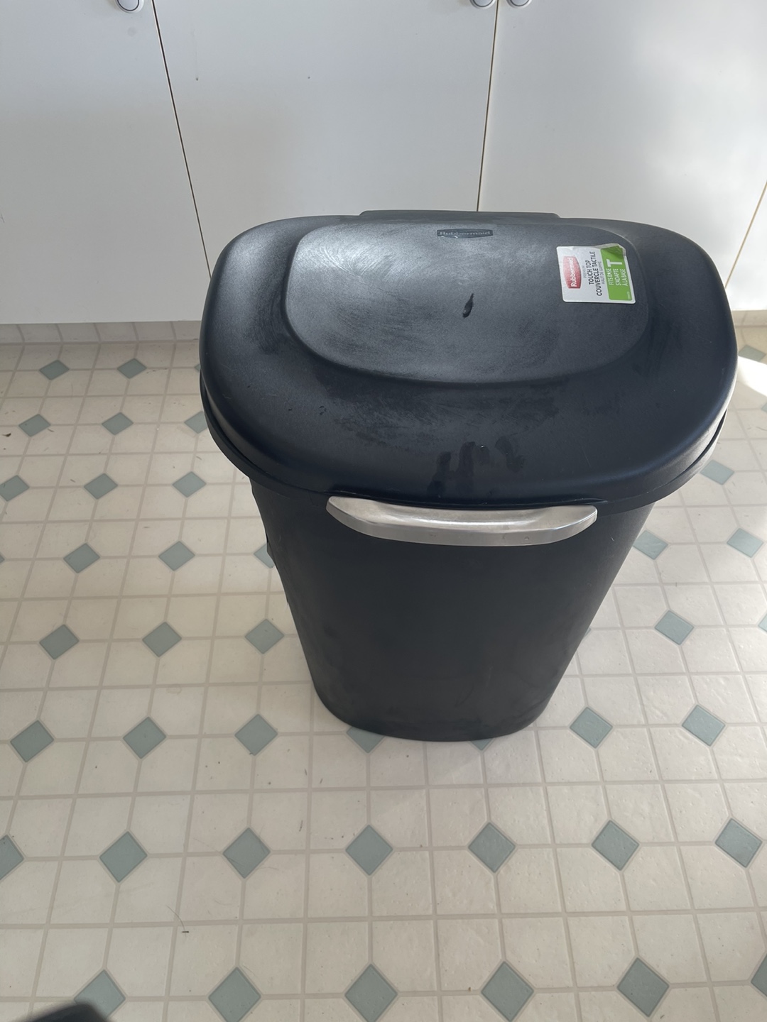 Rubbermaid Touch Top 13-Gallon Step Trash Can