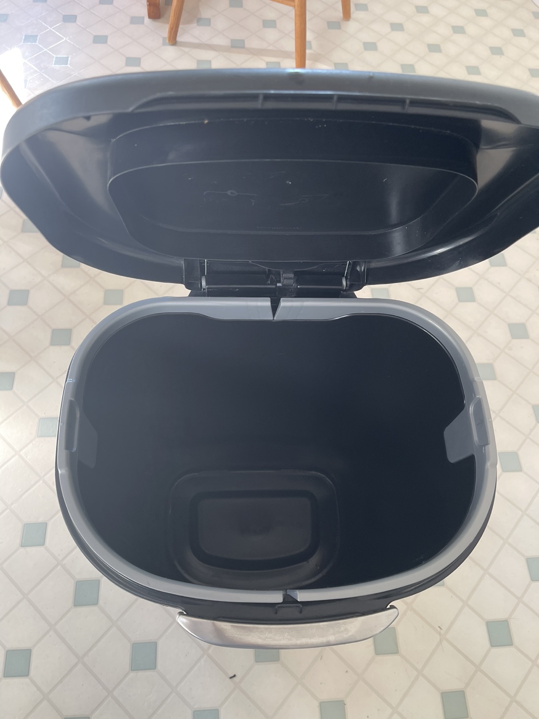 Rubbermaid Touch Top 13-Gallon Step Trash Can - photo 3