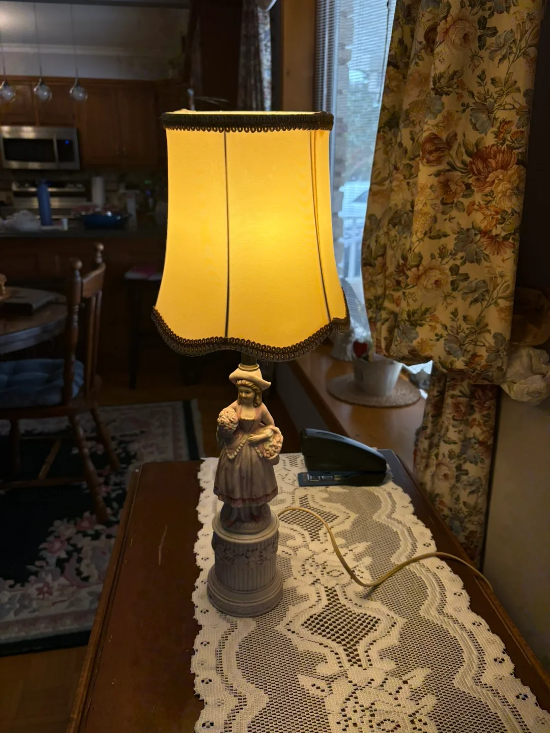 Vintage Porcelain Table Lamp with Girl Figurine image indicator(3)