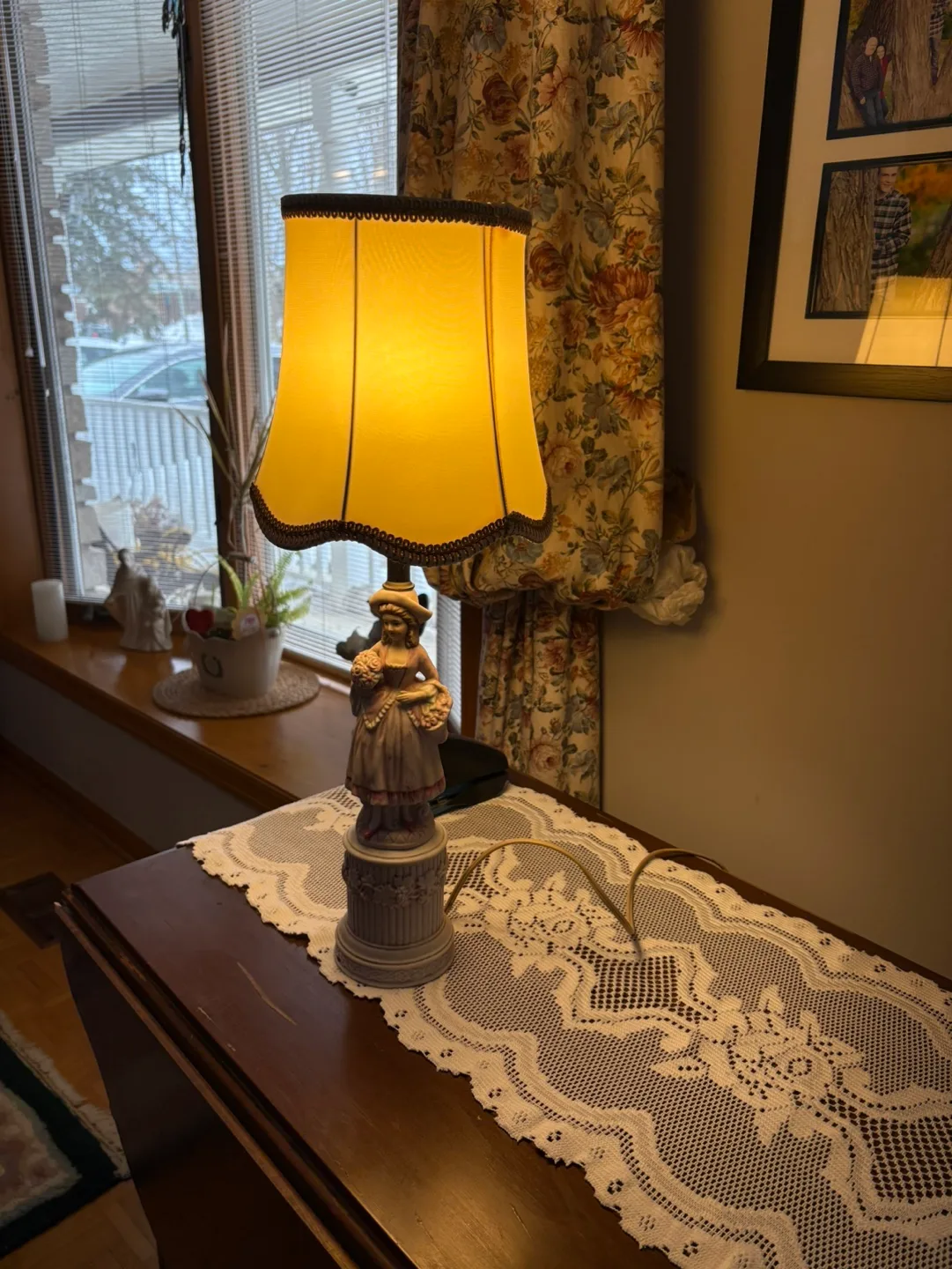 Vintage Porcelain Table Lamp with Girl Figurine image indicator(6)