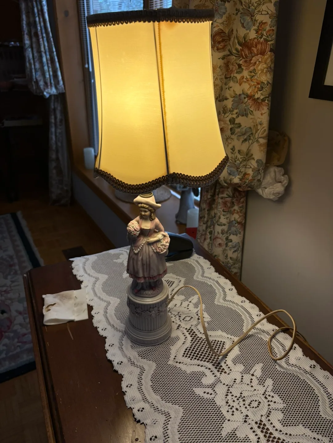 Vintage Porcelain Table Lamp with Girl Figurine image indicator(4)