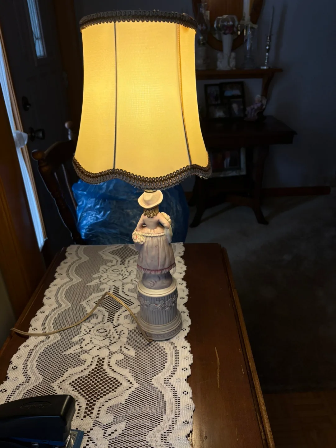 Vintage Porcelain Table Lamp with Girl Figurine image indicator(2)