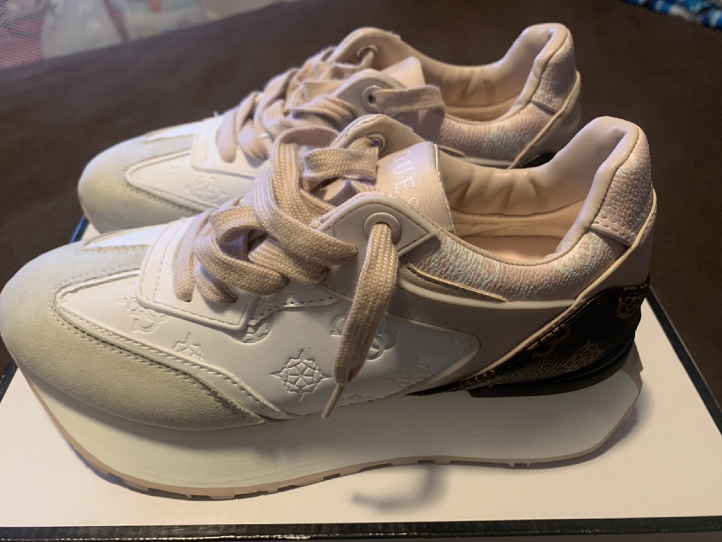 NEW IN BOX NEW Guess sneakers in size US 6