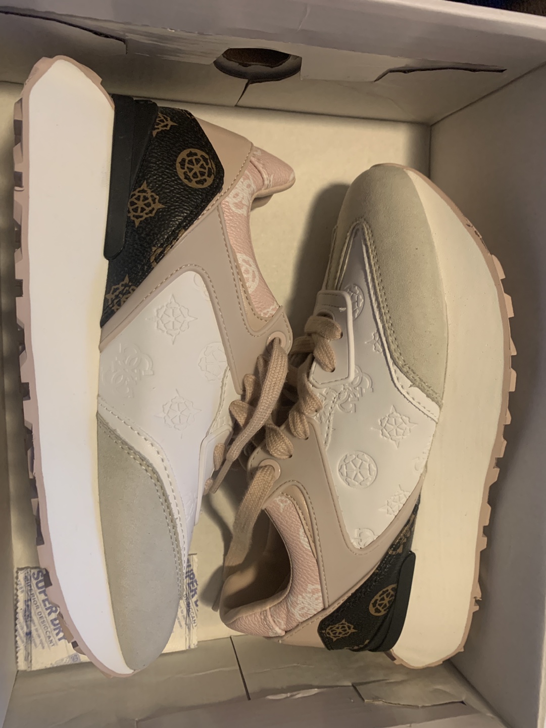 NEW IN BOX NEW Guess sneakers in size US 6 - photo 3