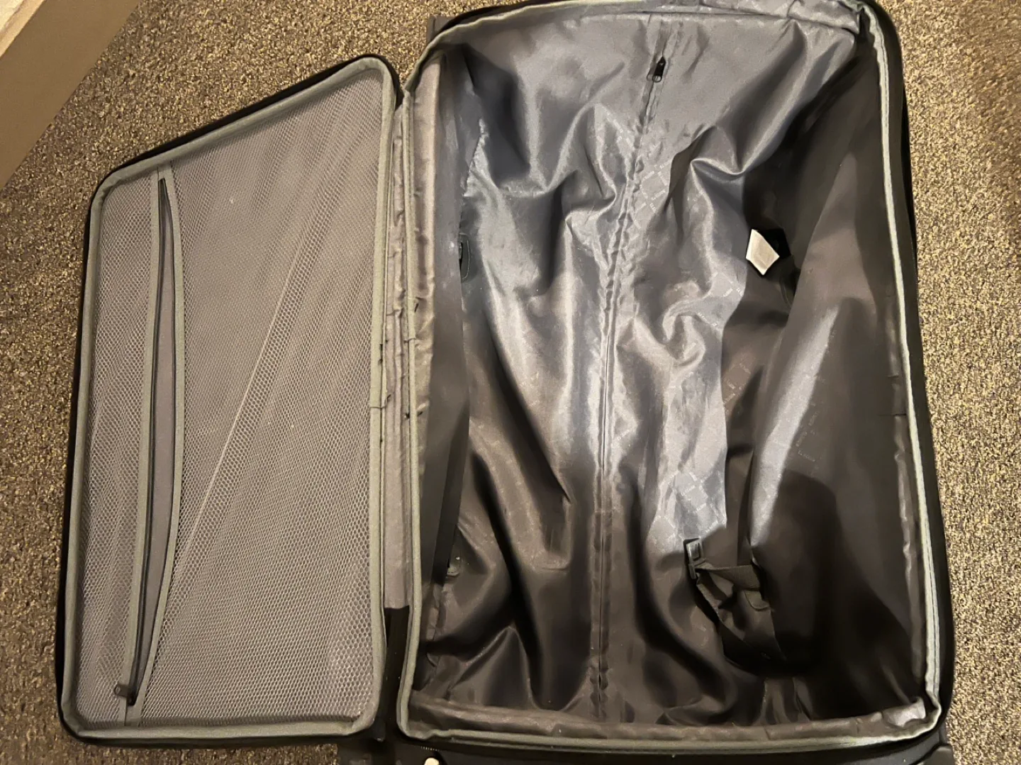 Roots 73 Rolling Suitcase image indicator(3)