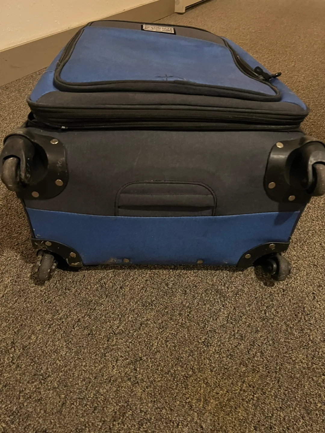 Roots 73 Rolling Suitcase image indicator(2)