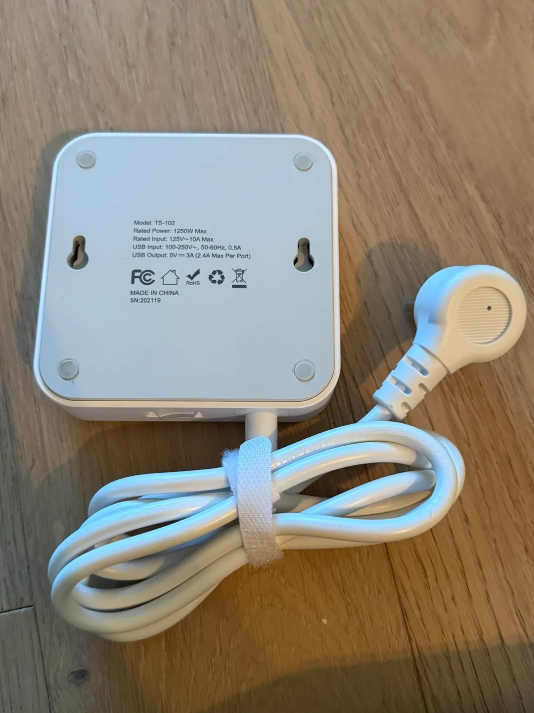 TESSAN 4-Outlet Surge Protector with 3 USB Ports image indicator(2)