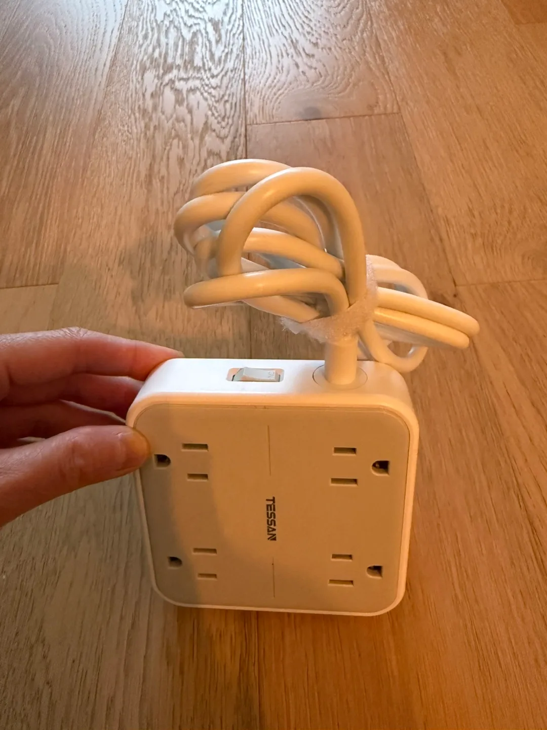 TESSAN 4-Outlet Surge Protector with 3 USB Ports image indicator(5)