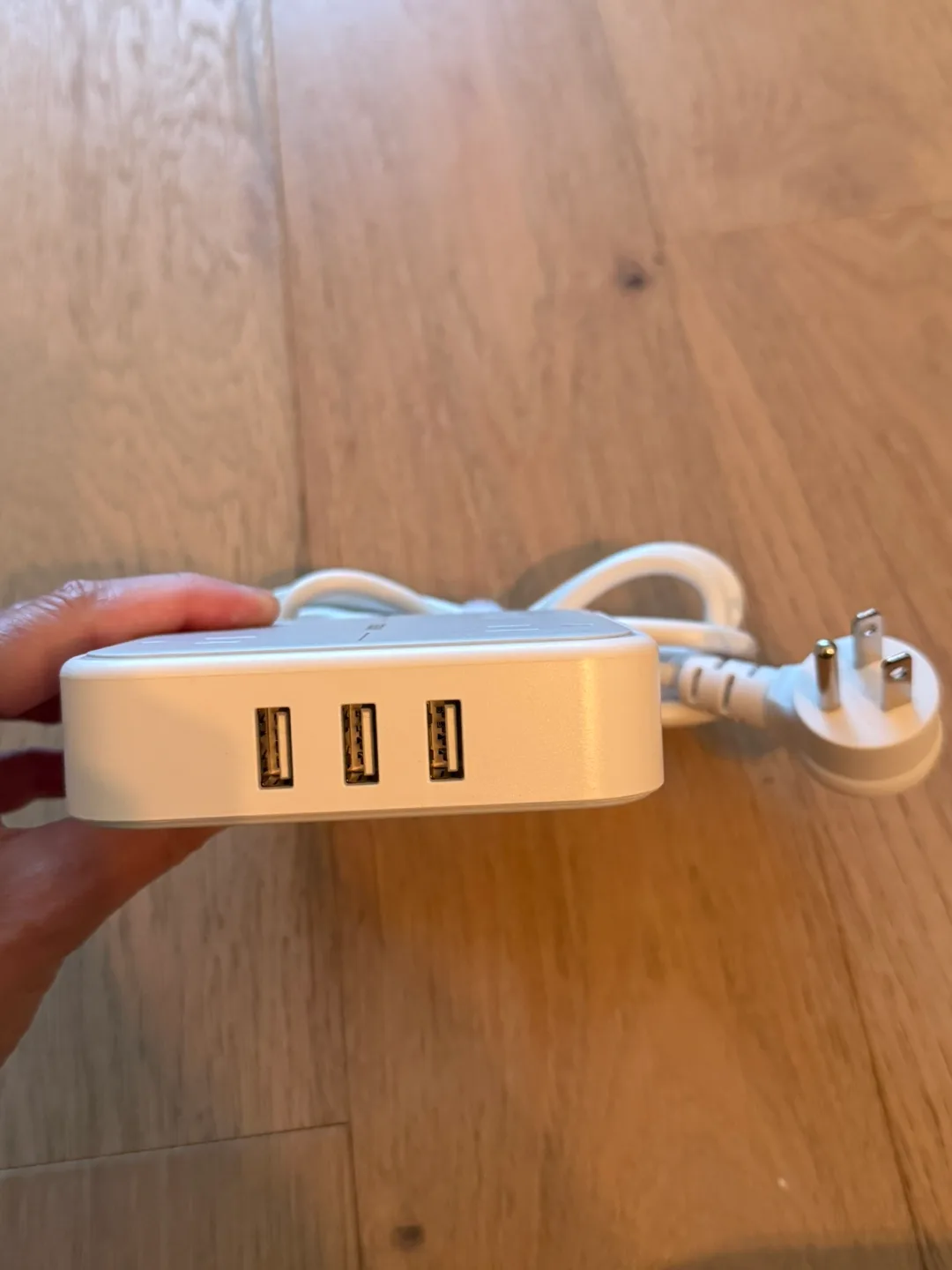 TESSAN 4-Outlet Surge Protector with 3 USB Ports image indicator(3)