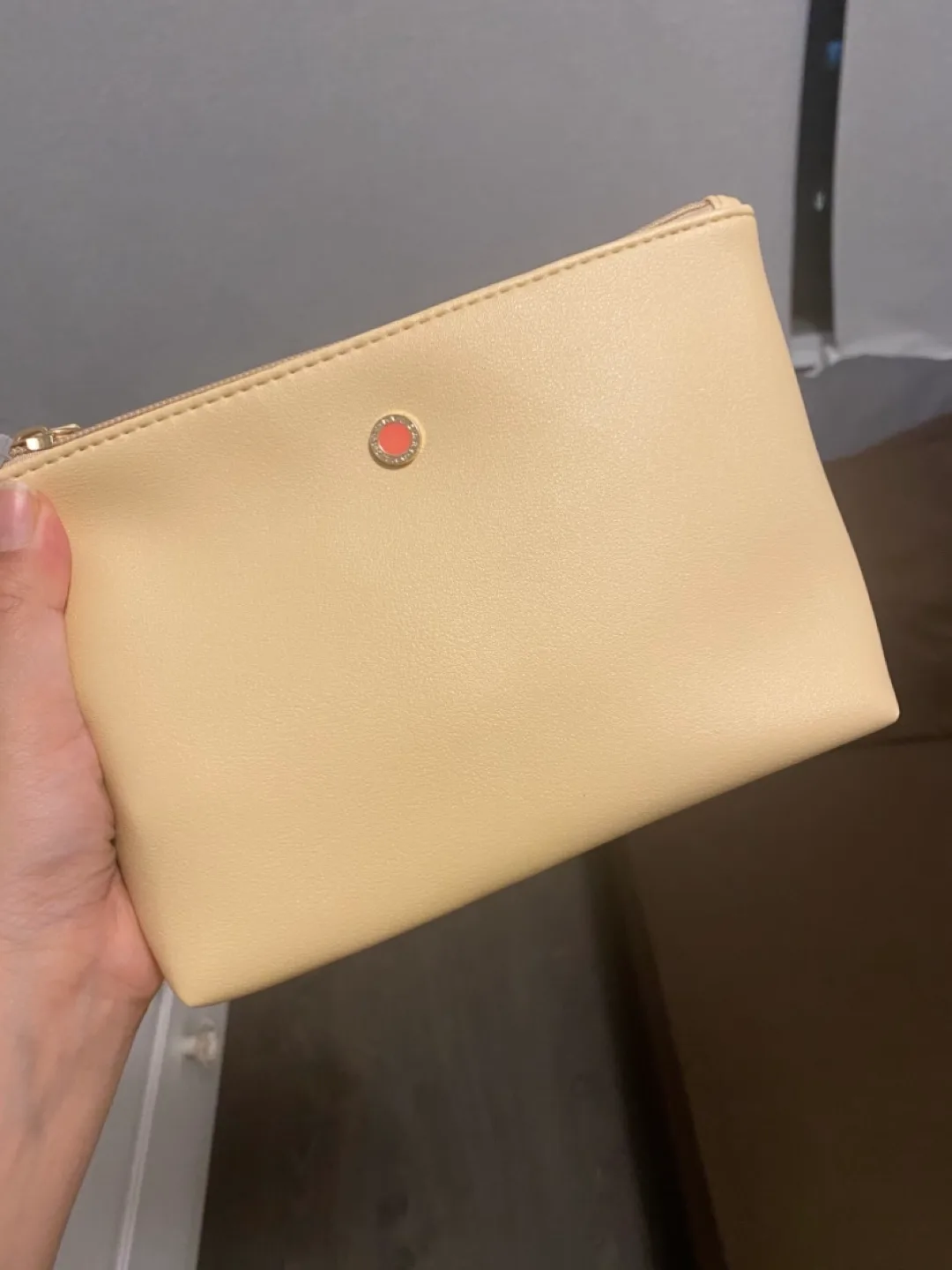 Bvlgari Beige cosmetic bag image indicator(2)