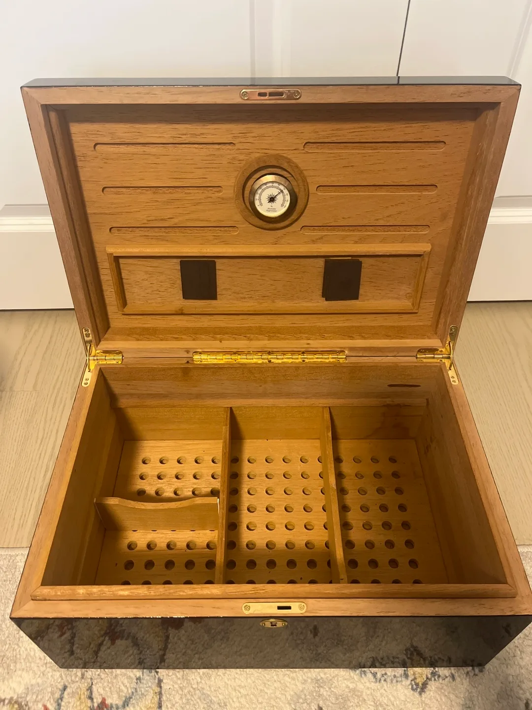 Humidor Cigar Box- 200+ cigars image indicator(3)