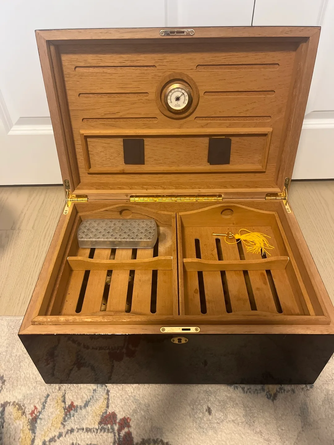Humidor Cigar Box- 200+ cigars image indicator(2)