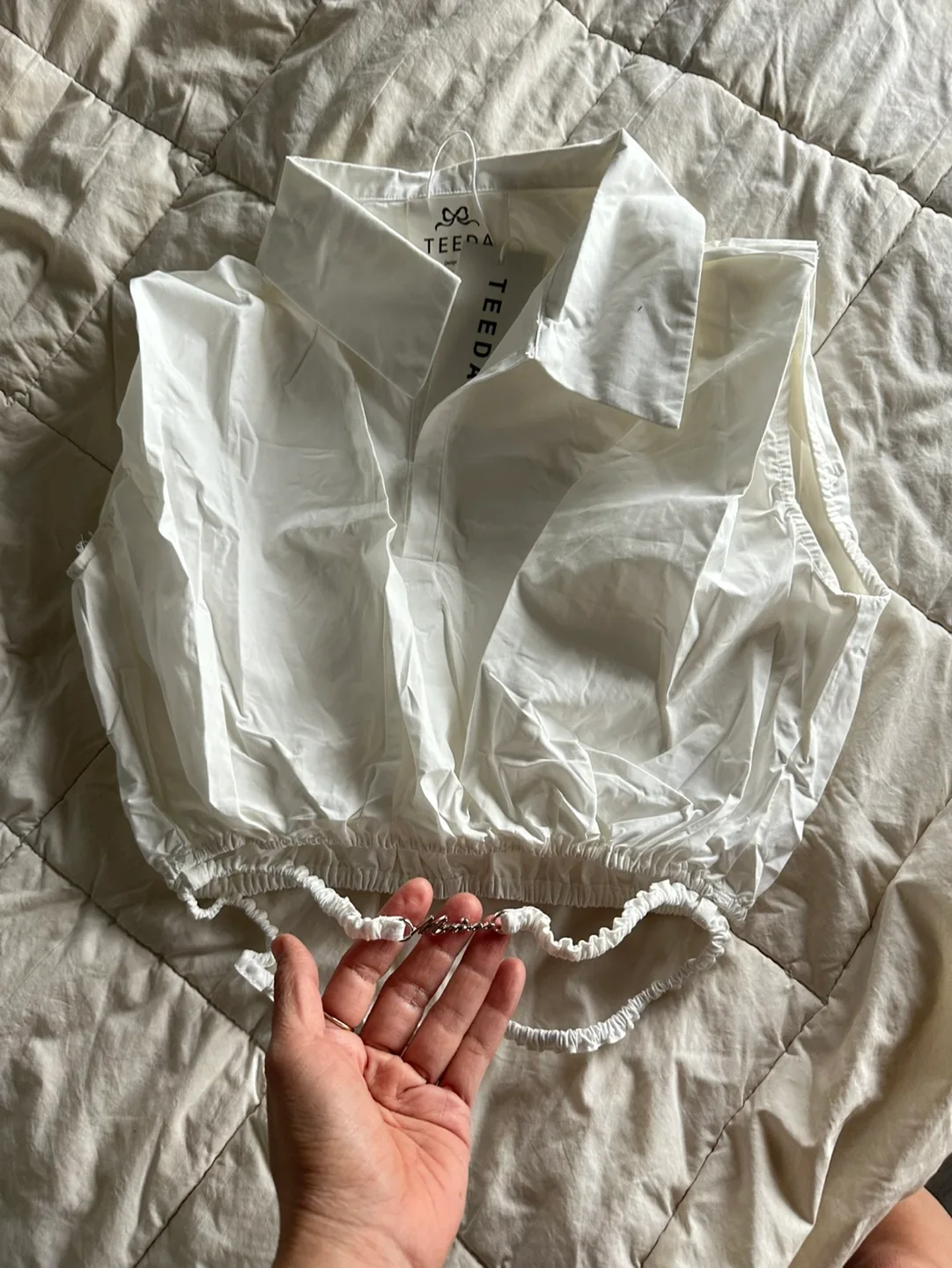 TEEDA White Collared Sleeveless Crop Top image indicator(4)