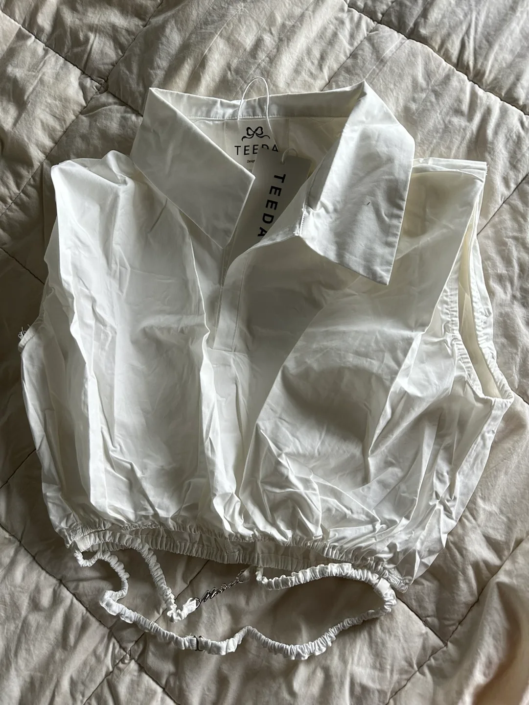 TEEDA White Collared Sleeveless Crop Top image indicator(2)