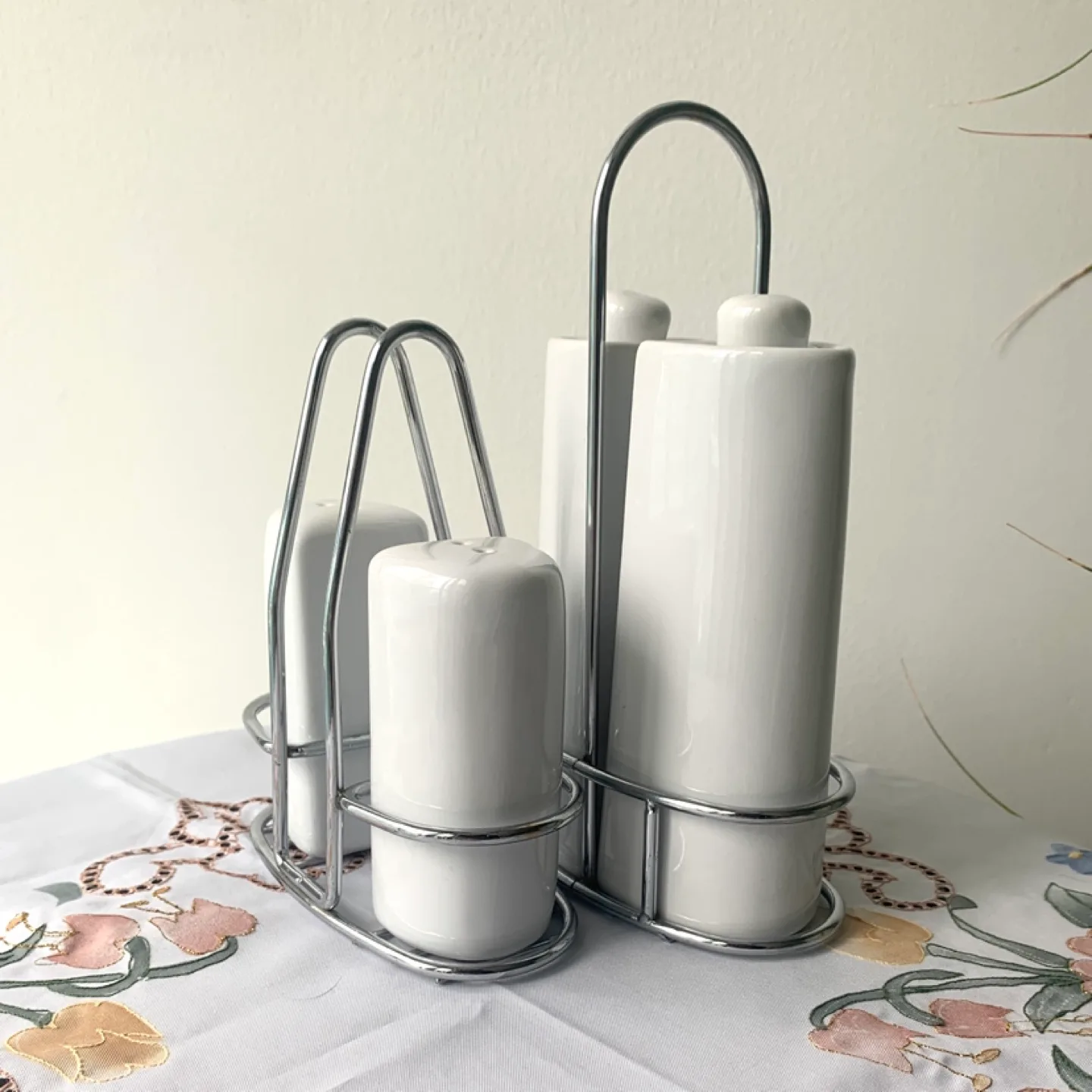 Salt and Pepper Shaker Set with Silver Stand image indicator(3)