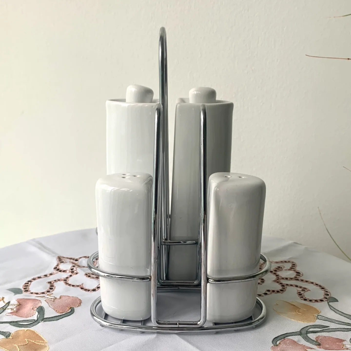 Salt and Pepper Shaker Set with Silver Stand image indicator(4)