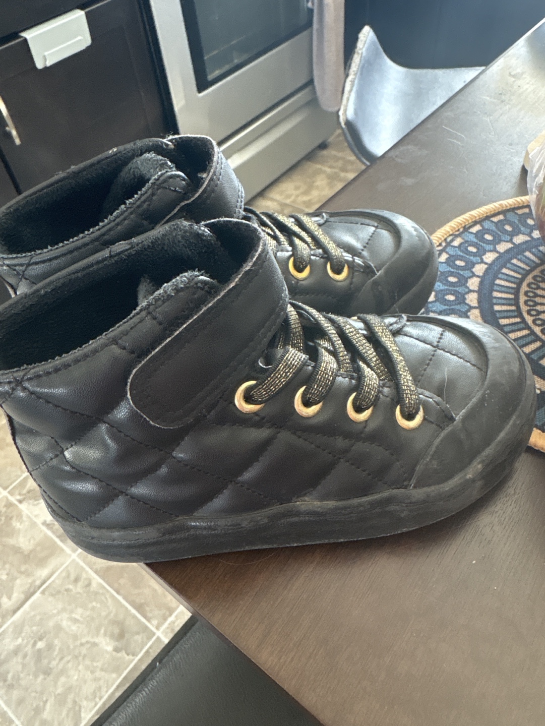 🧡Girls' Black Quilted High-Top Sneakers, Size 9 - photo 2
