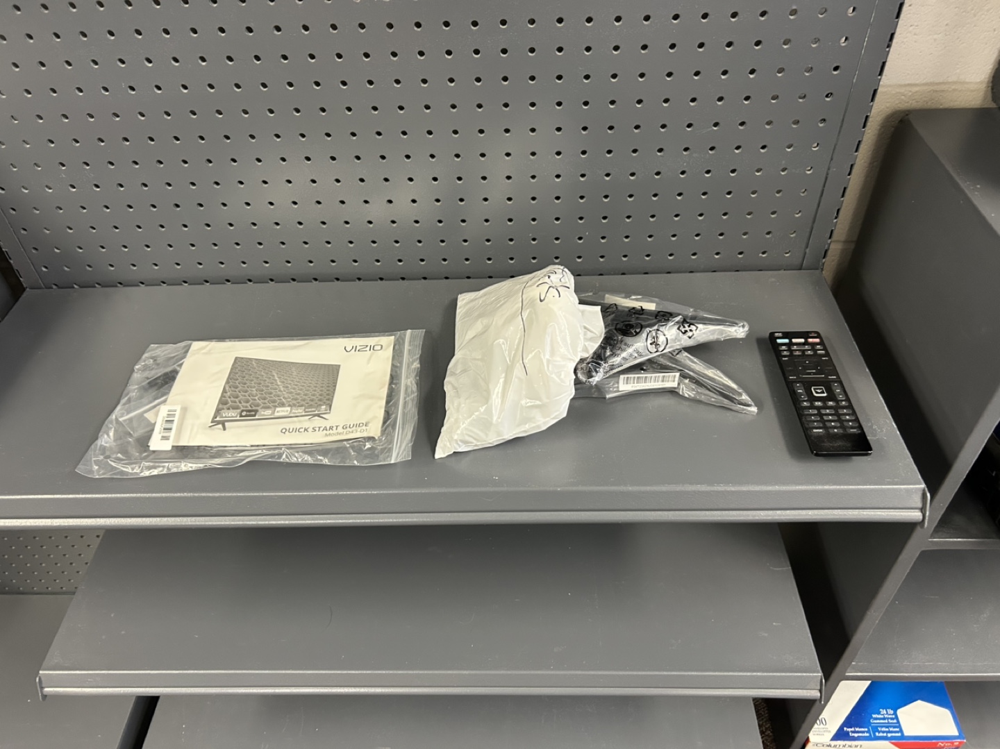 Visio TV with wall mount - photo 4