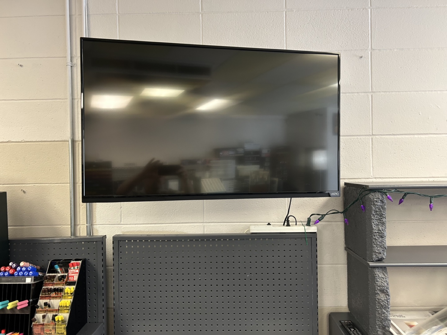 Visio TV with wall mount - photo 2