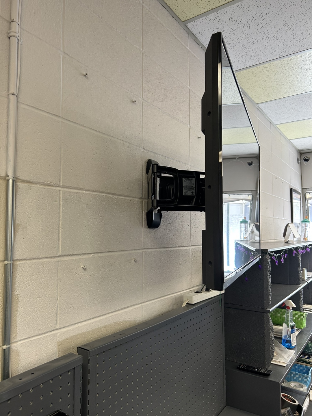 Visio TV with wall mount - photo 3