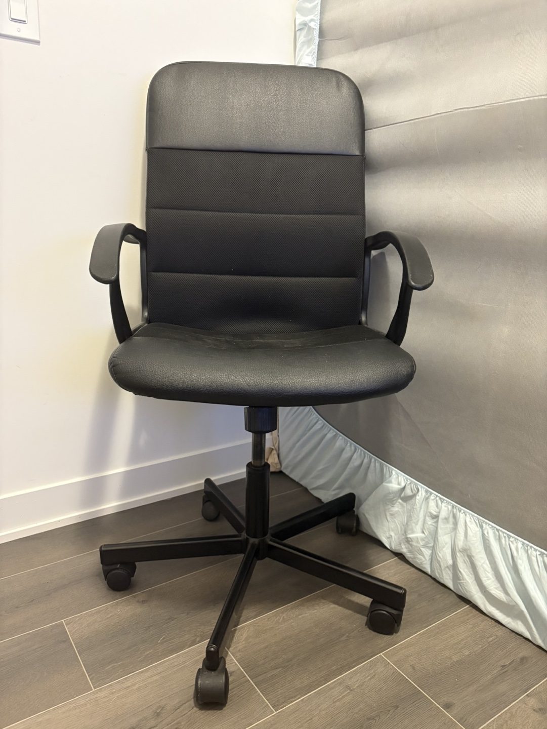 Black Office Chair with Wheels - photo 2