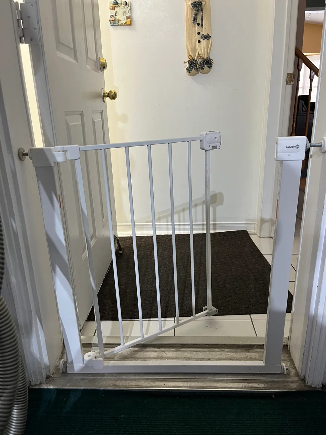 Safety 1st Easy Close Pressure-Mount Baby Gate image indicator(2)