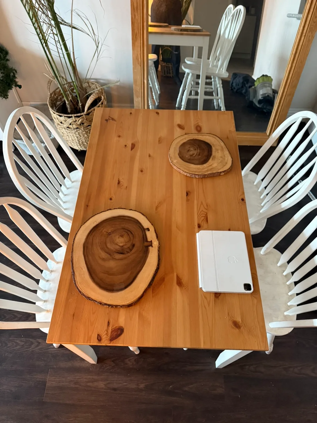 Solid pine dining table with four chairs image indicator(2)