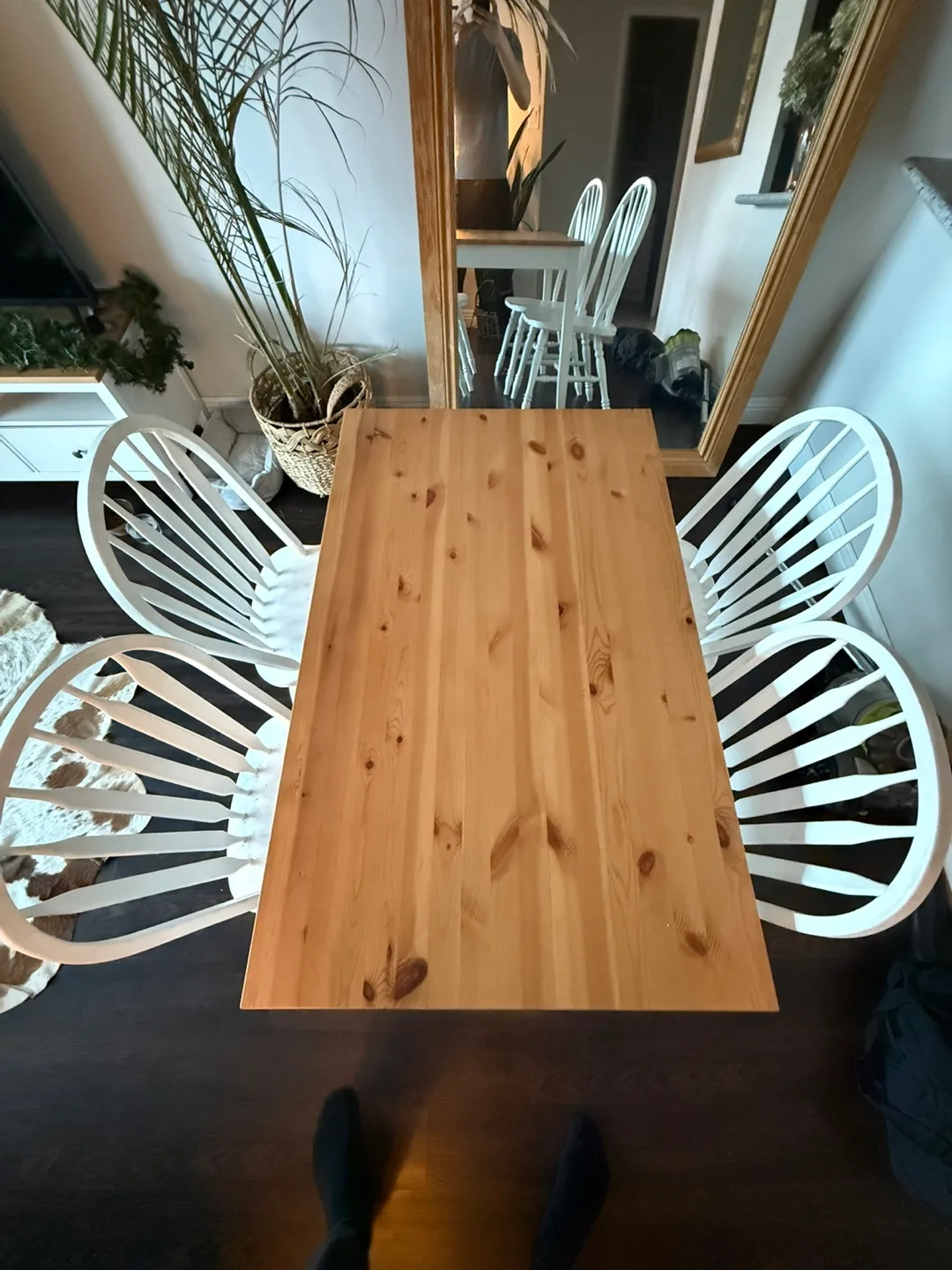 Solid pine dining table with four chairs image indicator(3)