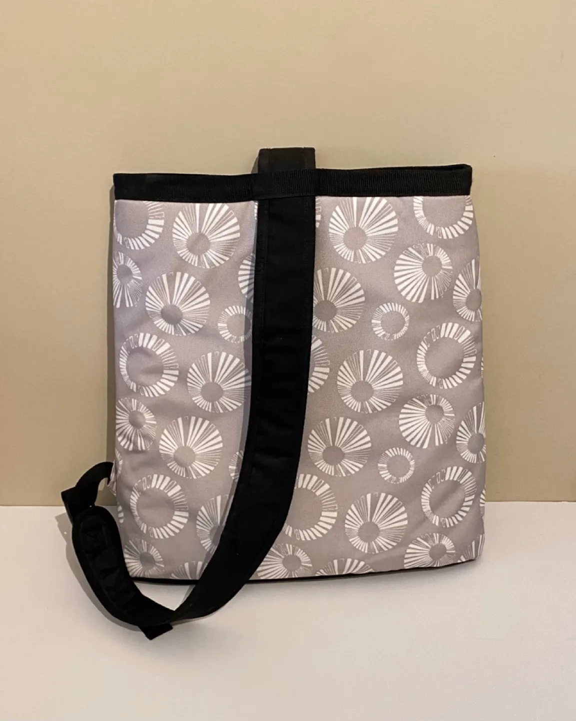 Cooler Sling Bag image indicator(2)