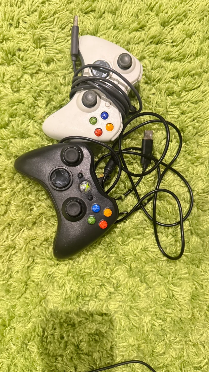 Pair of Xbox 360 Wired Controllers image indicator(2)