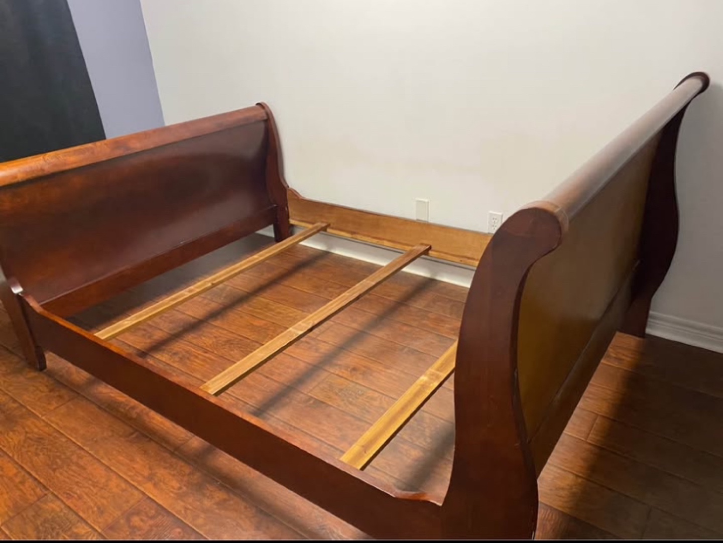Sleigh bed