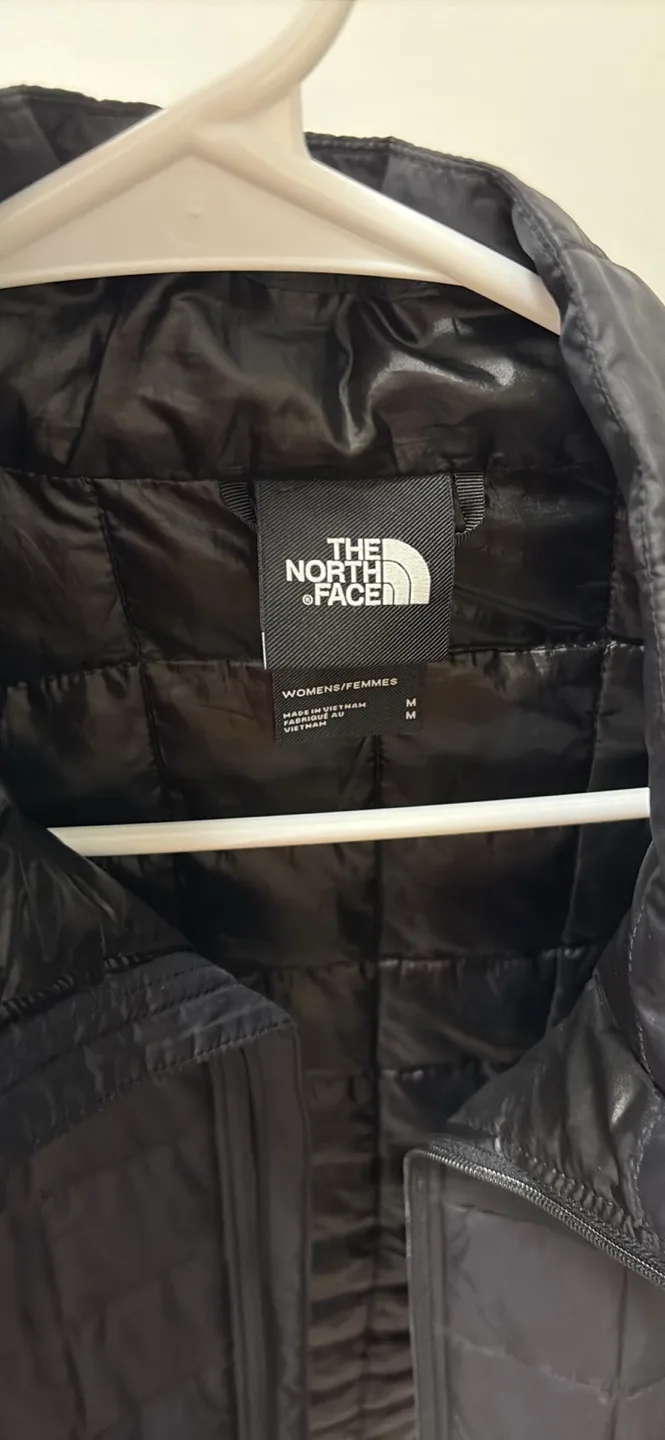 The North Face Women's Size Medium Black Quilted Jacket image indicator(3)