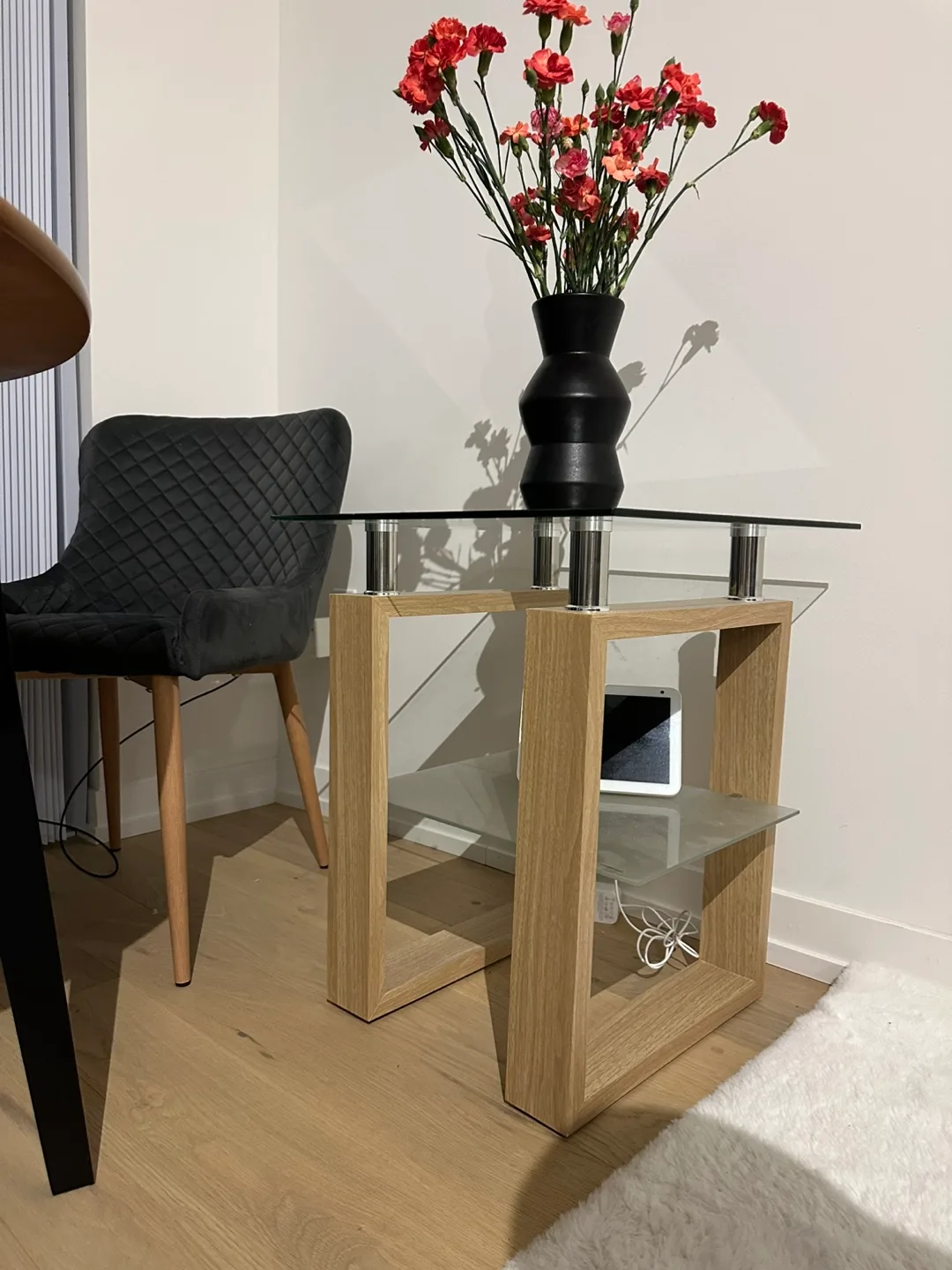 Glass-top end table with shelf image indicator(2)